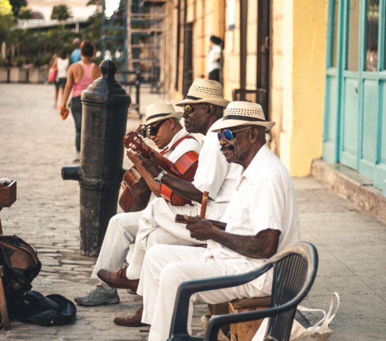 Three musicians perfumed the air with what made everyone enjoy their day a tiny bit more. Havana, Ban Yido, 2018 / unsplash