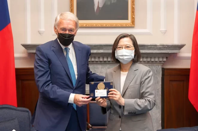 Taiwan’s President Tsai Ing-wen exchanges gift with U.S. Democrat Sen. Ed Markey of Massachusetts during a meeting at the Presidential Office in Taipei, Taiwan on Monday, Aug. 15, 2022. Photo: Taiwan Presidential Office