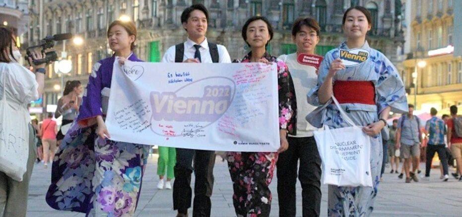 College students from Japan march in Vienna on June 20 with a banner to mark the first meeting of states parties to the Treaty on the Prohibition of Nuclear Weapons. (Asahi Shimbun/Tabito Fukutomi)