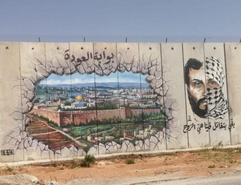 Mural on the wall separating Lebanon from northern Israel: “Gate of Return” depicting Jerusalem’s Al-Aqsa seen through a hole blown in the wall, with the joined faces of Hezbollah and Palestinian fighters to its right. MAPA photo/ Jeff Klein