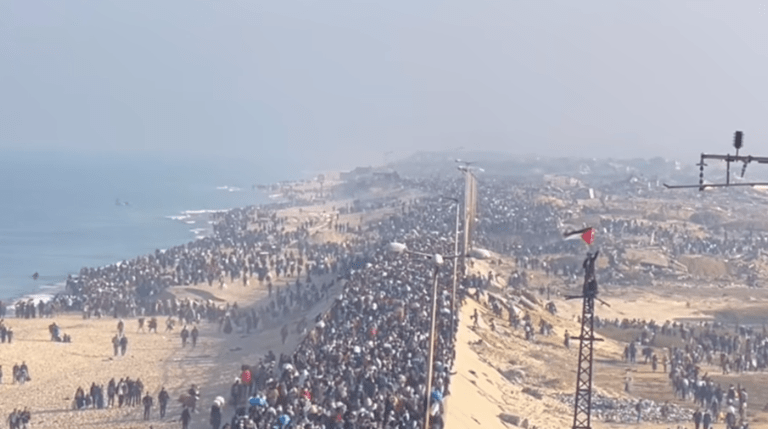 Palestinians return to northern Gaza following ceasefire deal. Source: @ahmed_darabi